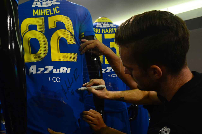 Gelandang Persib Bandung, Rene Mihelic, memberikan tandatangan di jersey miliknya, Rabu (22/5/2019).