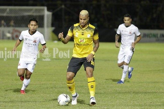 Pemain Madura United Andik Vermansah saat mengejar bola yang digiring Pemain Barito Putera Rafael Silva di Stadion 17 Mei Banjarmasin, Jumat (24/5/2019).