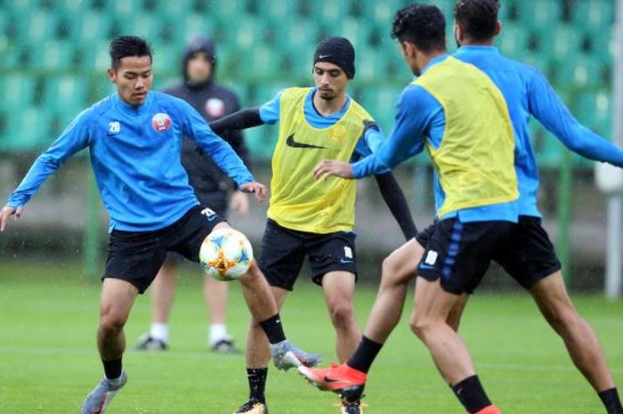 Pemain timnas U-20 Qatar, Andri Syahputra (kiri), saat melakoni sesi latihan jelang Piala Dunia U-20 2019 di Polandia.