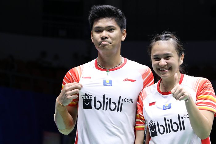 Pasangan ganda campuran Indonesia, Praveen Jordan/Melati Daeva Oktavianti, berpose setelah memastikan Indonesia ke semifinal Piala Sudirman 2019 seusai menumbangkan Taiwan, 3-2 di Guangxi Sports Center, Nanning, China, Jumat (24/5/2019).