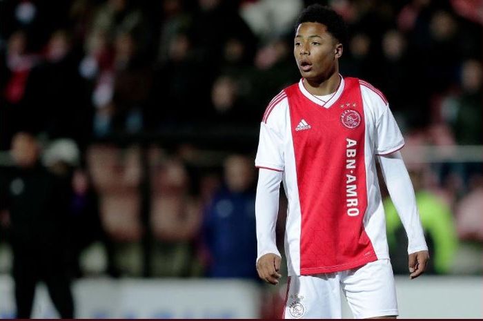 Penyerang belia Ajax Amsterdam, Dillon Hoogeworf