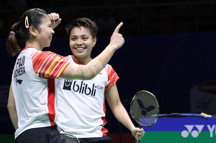 Pasangan ganda putri Indonesia, Greysia Polii/Apriyani Rahayu, bereaksi setelah memastikan Indonesia menyamakan kedudukan 2-2 melawan Taiwan pada perempat final Piala Sudirman 2019 di Guangxi Sports Center, Nanning, China, Jumat (24/5/2019).