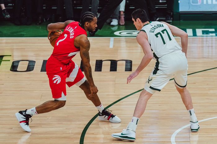 Kawhi Leonard (kiri) jadi salah satu motor kemenangan Toronto Raptors pada partai kelima final wilayah timur NBA 2019, Jumat (24/5/2019) pagi WIB.