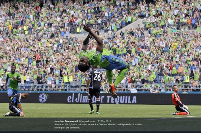 Obafemi Martins saat melakukan selebrasi cetak gol untuk Seattle Sounders.