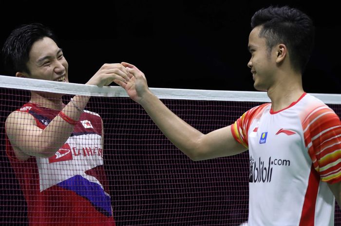 Pemain tunggal putra Indonesia, Anthony Ginting (kanan) bersalaman dengan wakil Jepang, Kento Momota, usai laga semifinal Piala Sudirman 2019 di Nanning, China, Sabtu (25/5/2019).