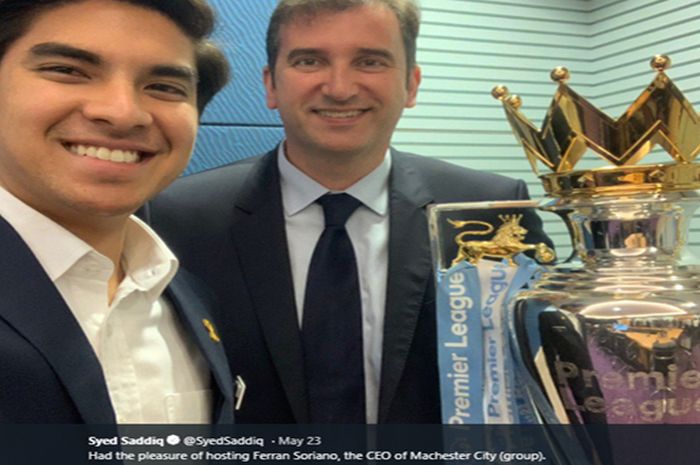 Menteri Olahraga Malaysia, Syed Saddiq, berfoto bersama CEO Manchester City Group, Ferran Soriano, pada pertemuan yang berlangsung di Putrajaya, Malaysia, 23 Mei 2019.