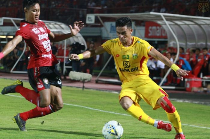 Pergerakan pemain Bhayangkara FC, Alsan Sanda, coba dihentikan oleh bek sayap Bali United, I Made Andhika Wijaya, pada lanjutan Liga 1, di Stadion Kapten I Wayan Dipta, Gianyar, Selasa (21/5/2019).