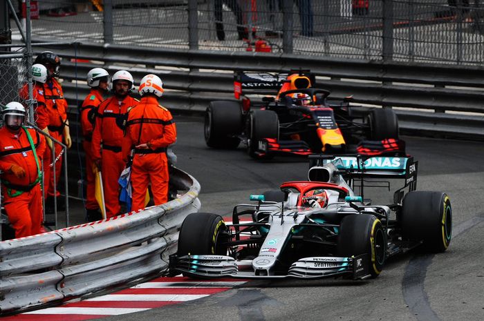 Pembalap Mercedes, Lewis Hamilton (depan), saat beradu cepat dengan pembalap Red Bull Racing, Max Verstappen (belakang), dalam F1 GP Monako 2019, Minggu (26/5/2019).