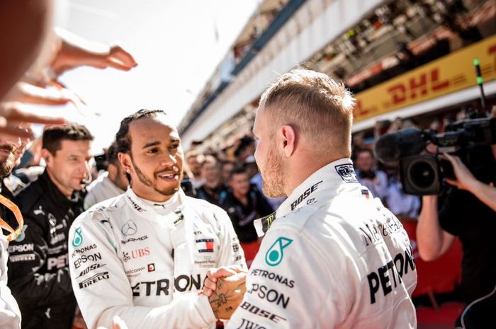 Dua pembalap tim Mercedes, Lewis Hamilton (kiri) dan Valtteri Bottas (kanan)