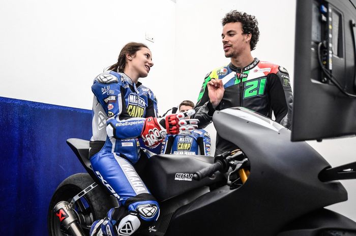 Beatriz Neila (kiri) dan Franco Morbidelli (kanan) ketika menjalani Yamaha VR46 Master Camp.