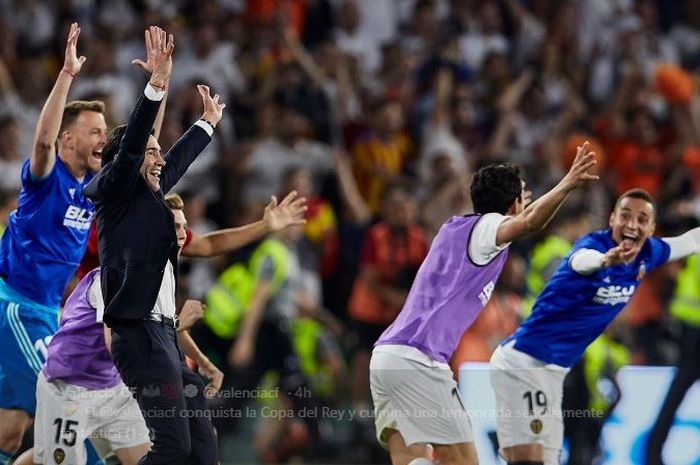 Pelatih Valencia, Marcelino Garcia Toral, merayakan gelar juara Copa del Rey 2018-19 setelah timnya menang 2-1 pada partai final di Estadio Benito Villamarin, 25 Mei 2019. 