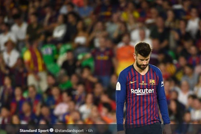 Bek FC Barcelona, Gerard Pique, tertunduk lesu seusai timnya kalah 1-2 dari Valencia pada laga final Copa del Rey 2018-19 di Estadio Benito Villamarin, 25 Mei 2019.