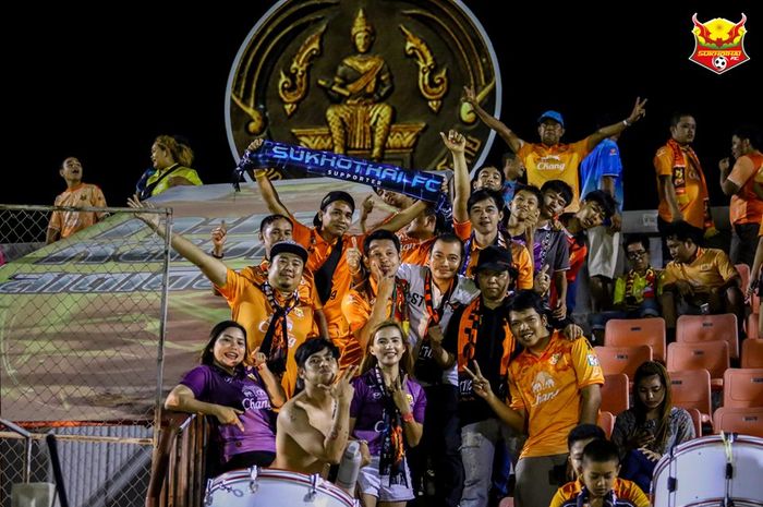 Fan klub Liga Thailand 1, Sukhothai FC, tim yang diperkuat pemain asal Indonesia, Rudolof Yanto Basna saat laga kontra Chainat FC, 25 Mei 2019. 