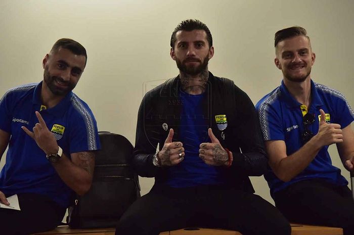 Tiga pemain asing Persib Bandung, Artur Gevorkyan, Bojan Malisic, dan Rene Mihelic, ikut terbang ke Padang untuk meladeni Semen Padang dalam pekan ketiga Liga 1 2019.