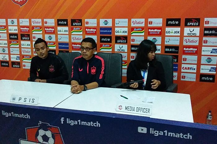 Pelatih PSIS Semarang, Jafri Sastra (tengah), saat sesi konferensi pers pasca-pertandingan kontra Persija Jakarta pada pekan kedua Liga 1 2019 di Stadion Moch Soebroto, Magelang, Minggu (26/5/2019).