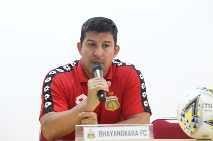 Pelatih Bhayangkara FC, Angel Alfredo Vera.