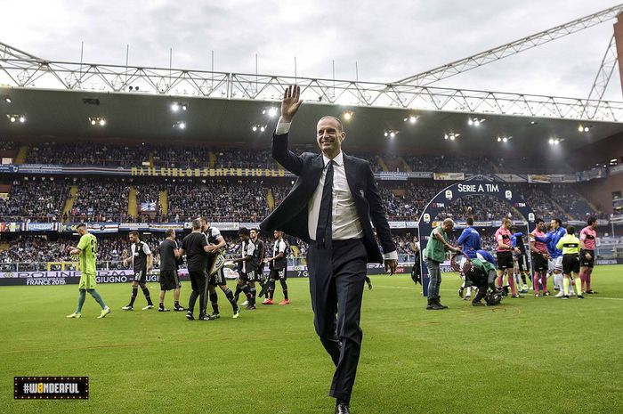 Pelatih Massimiliano Allegri, melambaikan tangan dalam laga perpisahannya dengan Juventus kala jumpa Sampdoria pada pekan ke-38 Liga Italia 2018-19, 25 Mei 2019 di Stadion Comunale Luigi Ferraris.