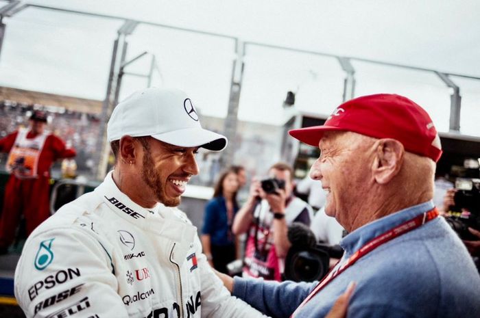 Momen saat pembalap Mercedes, Lewis Hamilton (kiri) berjumpa dengan pembalap legendaris F1 Niki Lauda (kanan)