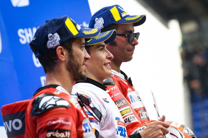 Dari kiri ke kanan, Andrea Dovizioso, Marc Marquez, dan Danilo Petrucci, berpose di podium MotoGP Prancis di Sirkuit Le Mans, Minggu (19/5/2019).