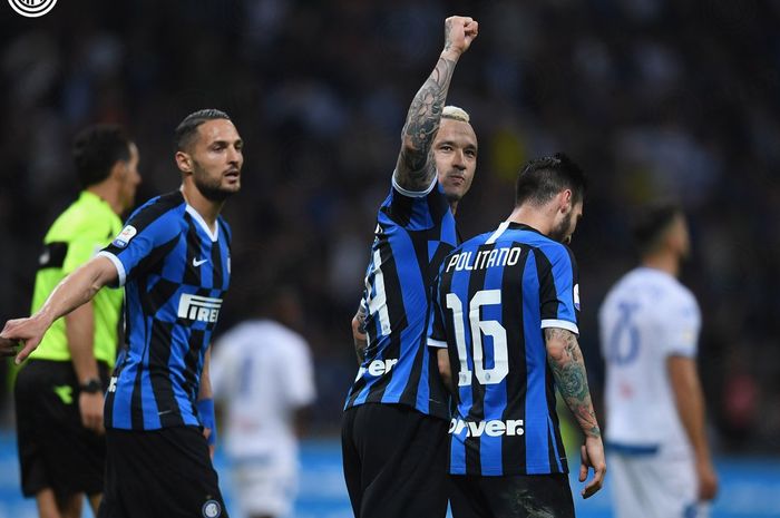 Gelandang berdarah Indonesia, Radja Nainggolan, merayakan golnya buat Inter Milan saat menghadapi Empoli pada pekan ke-38 Liga Italia di Stadion Giuseppe Meazza, 25 Mei 2019.