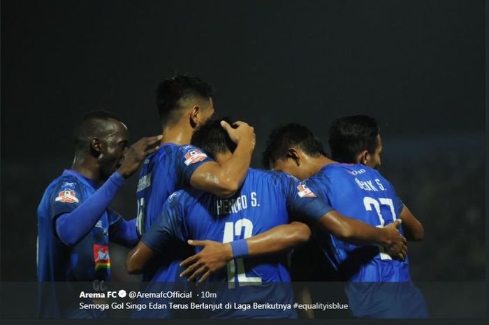 Arema FC menekuk Persela Lamongan berkat dua gol penentu Dedik Setiawan pada duel Liga 1 di Kanjuruhan, 27 Mei 2019.