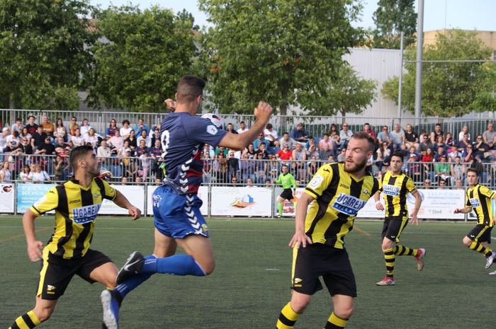 Aksi pemain UE Llagostera di antara dua pilar Portugalete pada play-off promosi antar juara grup Tercera Division 2018-2019 di Camp d&rsquo;Esports Municipal de Llagostera, 25 Mei 2019.