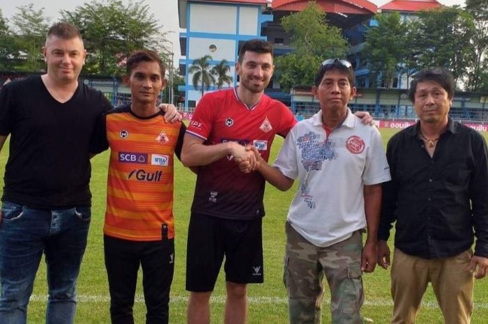 Gelandang asal Inggris, Michael Cain (tengah) diperkenalkan oleh sejumlah pengurus Bankai United, klub Liga Thailand 4 2019.