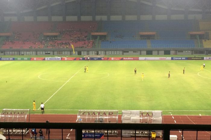 Gelandang Bhayangkara FC, Nur Iskandar, tidak boleh masuk ke lapangan karena celana yang dipakainya robek