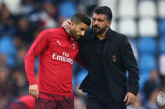 Pelatih AC Milan, Gennaro Gattuso, memeluk Fabio Borini, jelang laga pekan ke-38 Liga Italia melawan SPAL di Stadion Paolo Mazza, 26 Mei 2019.