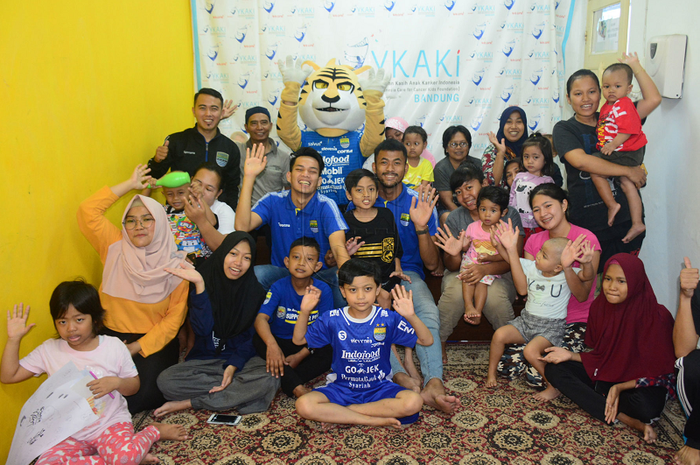 Persib Bandung mengunjungi salah satu yayasan penderita kanker di Bandung, Selasa (28/5/2019).