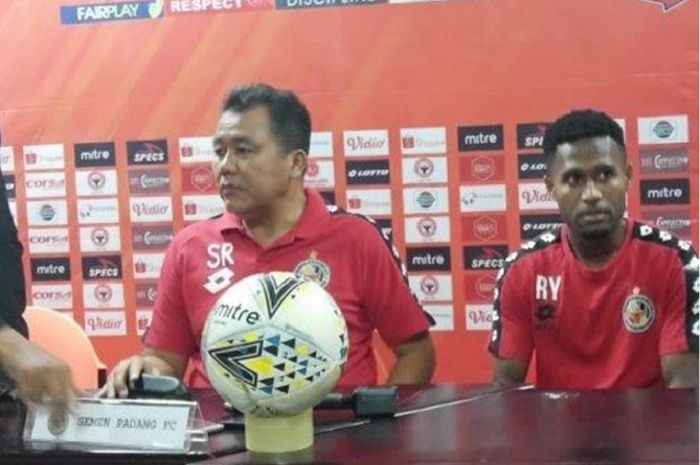 Pelatih Semen Padang Syafrianto Rusli (kiri) tampil dalam konferensi pers di Padang, Selasa (28/5/2019), menjelang duel Liga 1 2019 kontra Persib Bandung.