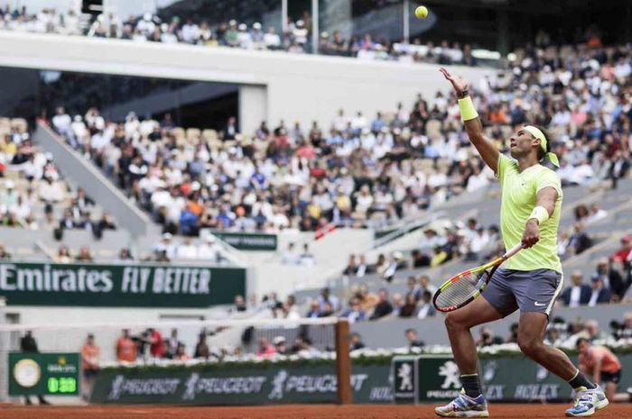 Aksi petenis asal Spanyol, Rafael Nadal pada babak pertama Franch Open 2019