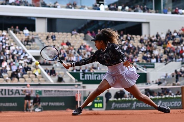 Aksi petenis asal Jepang, Naomi Osaka pada babak pertama French Open 2019, Selasa (28/5/2019)