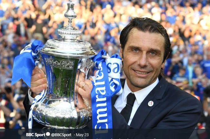 Eks pelatih Chelsea, Antonio Conte, memegang trofi juara Liga Inggris musim 2016-2017.