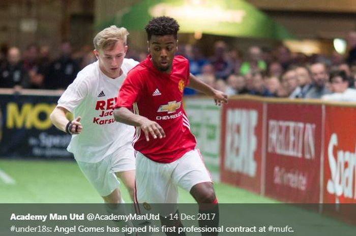 Pemain muda Manchester United, Angel Gomes (depan).