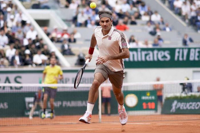 Aksi Roger Federer pada babak dua French Open 2019, Rabu (29/5/2019)