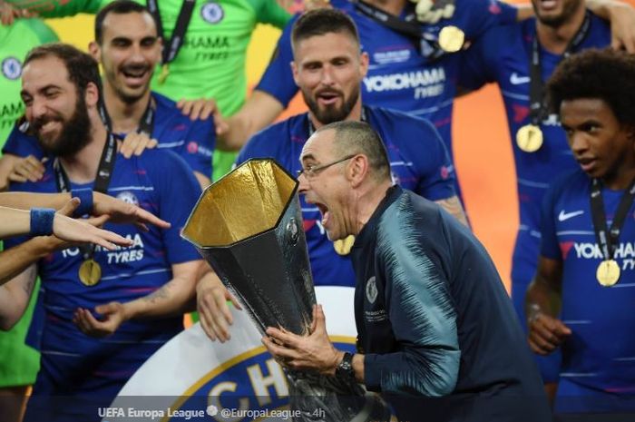 Pelatih Chelsea, Maurizio Sarri, bersama para pemainnya merayakan trofi Liga Europa setelah mengalahkan Arsenal 4-1 di Stadion Olimpiade Baku, Azerbaijan, 29 Mei 2019.