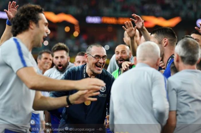 Pelatih Chelsea, Maurizio Sarri, bersama para pemainnya merayakan trofi Liga Europa setelah mengalahkan Arsenal 4-1 di Stadion Olimpiade Baku, Azerbaijan, 29 Mei 2019.