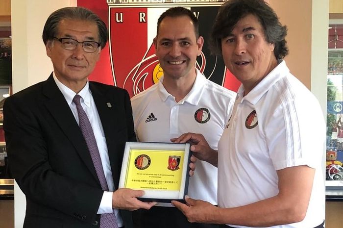 Perwakilan Urawa Reds dan Feyenoord dalam momen kerja sama kedua klub beda benua ini pada 29 Mei 2019.