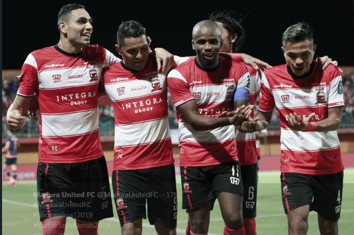 Kapten Madura United, Greg Nwokolo (dua dari kanan), merayakan gol bersama rekan-rekan setim.