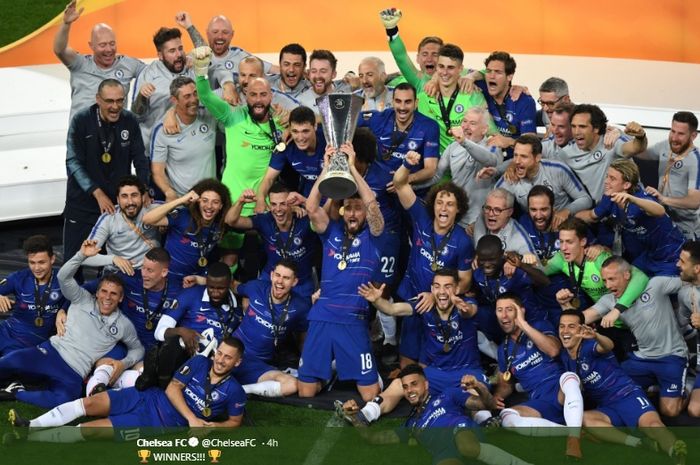 Para pemain Chelsea beserta jajaran staf pelatih larut dalam selebrasi juara usai tim mengalahkan Arsenal di partai final Liga Europa, Rabu (29/5/2018).