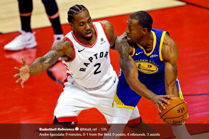 Pemain Golden State Warriors, Andre Iguodala (kanan), berusaha menghindari Kawhi Leonard, saat melakoni gim kesatu NBA Finals 2019 kontra Toronto Raptors, di Scotiabank Arena, Toronto, Kanada, Kamis (30/5/2019).