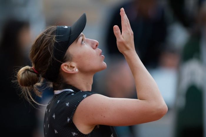 Eskpresi petenis asal Rumania, Simona Halep usai mengalahkan Magda Linette dari Polandia pada babak dua French Open 2019, Kamis (30/5/2019)