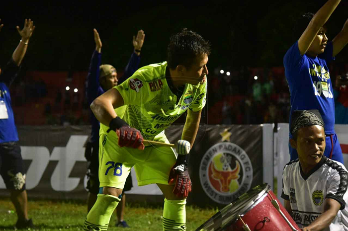 Kiper Persib Bandung, I Made Wirawan, menabuh drum sebagai bentuk aksi Viking Clap.