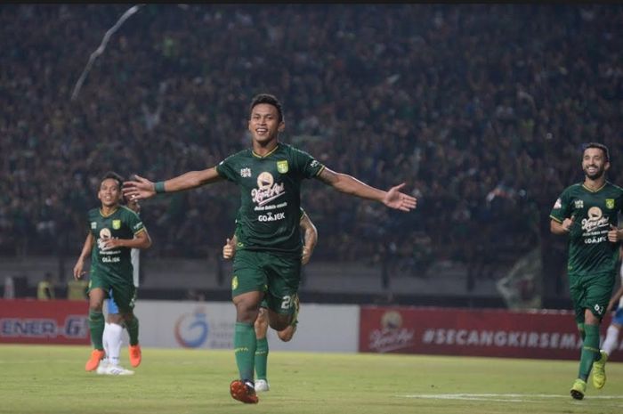 Pemain Persebaya Surabaya, Osvaldo Haay, merayakan gol yang dicetaknya ke gawang PSIS Semarang pada pekan ketiga Liga 1 2019 di Stadion Gelora Bung Tomo (GBT), Surabaya, Kamis (30/5/2019).