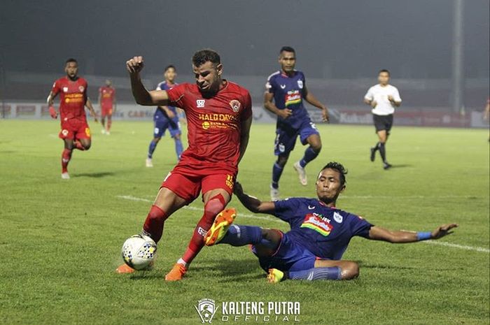 Aksi pemain Kalteng Putra, Diogo Campos, saat melawan PSIS Semarang pada pekan pertama Liga 1 2019