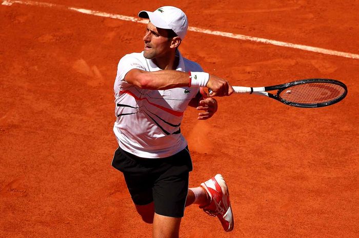 Petenis putra Serbia, Novak Djokovic, tampil pada babak ketiga French Open Open 2019 di Lapangan Philippe-Chatrier, Paris, Prancis, Sabtu (1/6/2019).