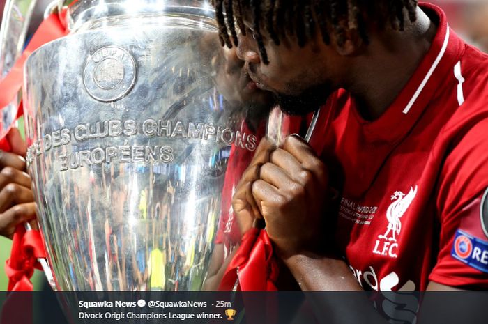 Penyerang Liverpool, Divock Origi, mencium trofi Liga Champions setelah pertandingan final yang berlangsung di Stadion Metropolitano, Madrid, 1 Juni 2019.