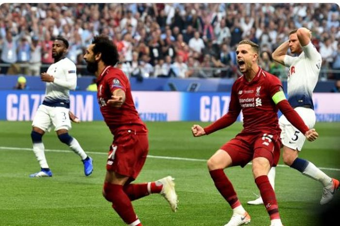 Penyerang Liverpool, Mohamed Salah, merayakan gol ke gawang Tottenham Hotspur dalam laga final Liga Champions di Stadion Wanda Metropolitano, Sabtu (1/6/2019).