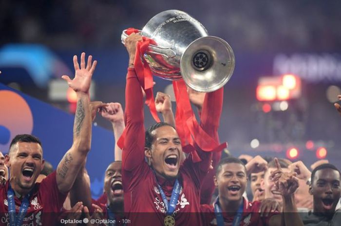 Bek tengah Liverpool FC, Virgil van Dijk, mengangkat trofi juara Liga Champions di Stadion Wanda Metropolitano, Madrid, 1 Juni 2019.